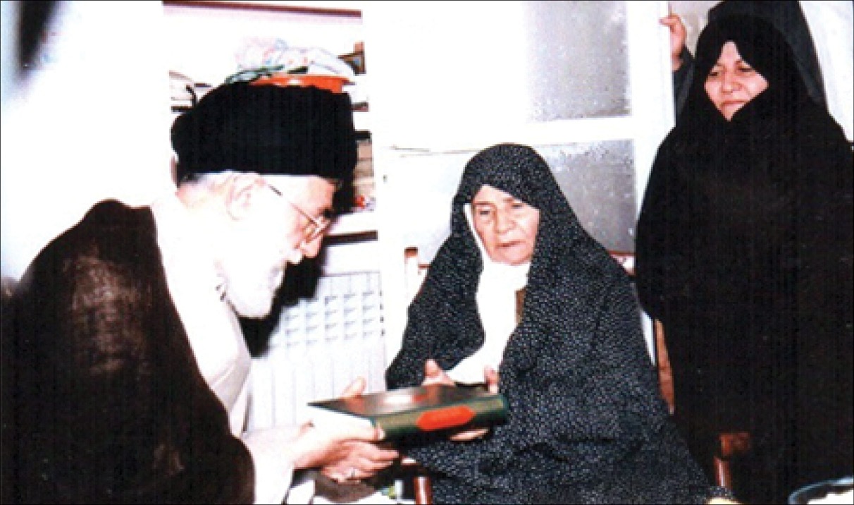 روزی که آقا و حاج قاسم به دیدار ام البنین کرمان رفتند