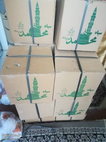 توزیع بسته های ارزاق بین نیازمندان محله