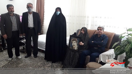 دیدار اعضای کانون بسیج فرهنگیان شهید بیطرفان قم با خانواده معلم شهید «صراف زاده» دیدار اعضای کانون بسیج فرهنگیان شهید بیطرفان قم با خانواده معلم شهید «صراف زاده»