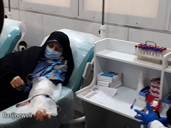 اهدای خون بانوی ایرانی با حضور دکتر خزعلی