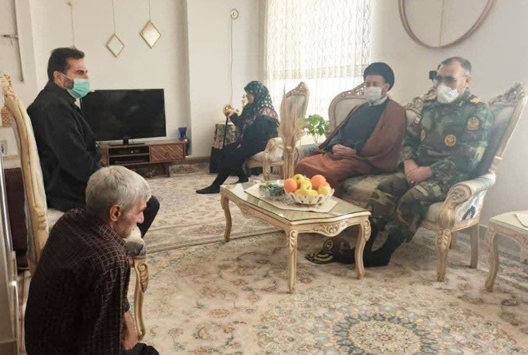 دیدار فرمانده قرارگاه عملیاتی لشکر ۵۸ ذوالفقار شاهرود با خانواده شهید سروری