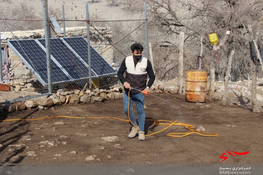 خدمات رسانی جهادی بسیج جامعه کشاورزی سپاه فتح در مناطق دور افتاده /۲۰۰۰ راَس دام در روستای نده واکسینه شدند