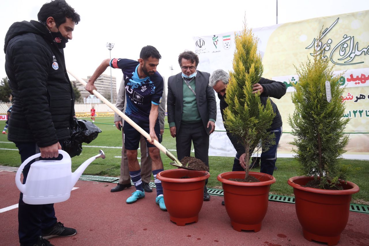 «پهلوانان ماندگار؛ ۵۱۳۵ شهید ورزشکار به نیت هر شهید یک درخت»/ کاشت نمادین درخت در فوتبال