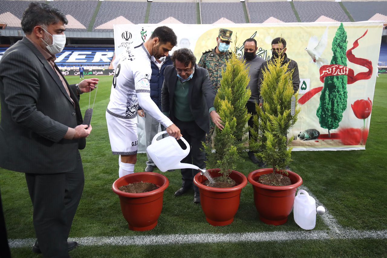 «پهلوانان ماندگار؛ ۵۱۳۵ شهید ورزشکار به نیت هر شهید یک درخت»/ کاشت نمادین درخت در فوتبال