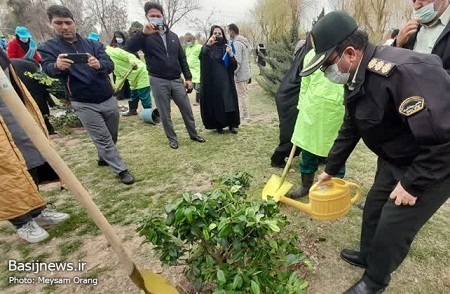 کاشت نهال در بوستان آزادگان به نام یک شهید مدافع حرم