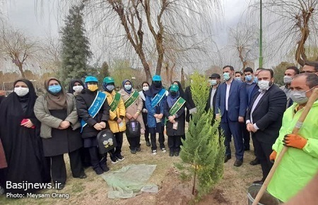 کاشت نهال در بوستان آزادگان به نام یک شهید مدافع حرم