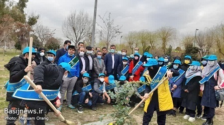 کاشت نهال در بوستان آزادگان به نام یک شهید مدافع حرم