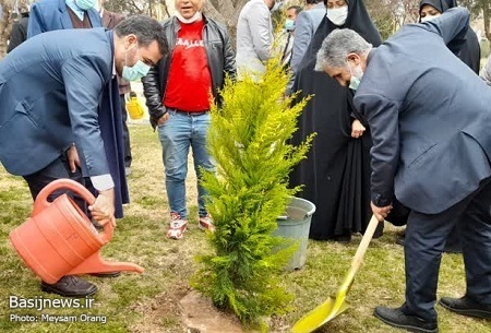 کاشت نهال در بوستان آزادگان به نام یک شهید مدافع حرم