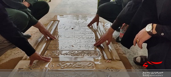 غبار روبی گلزار شهدای شهر دلوار به مناسبت هفته عقیدتی سیاسی