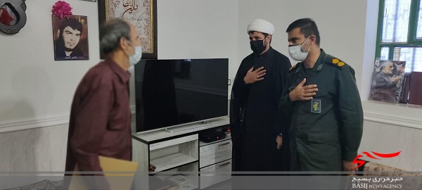 دیدار با خانواده معلم شهید خضر نامور در هفته عقیدتی سیاسی