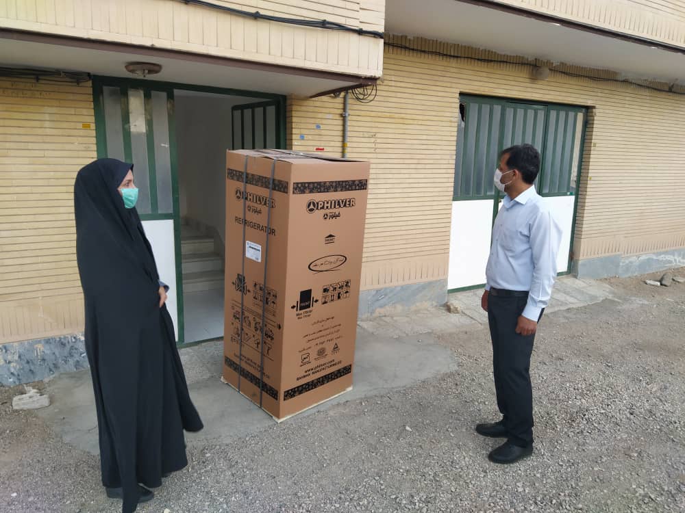 بسیجیان زندان شاهرود یک دستگاه یخچال فریزر به خانواده نیازمند اهدا کرد