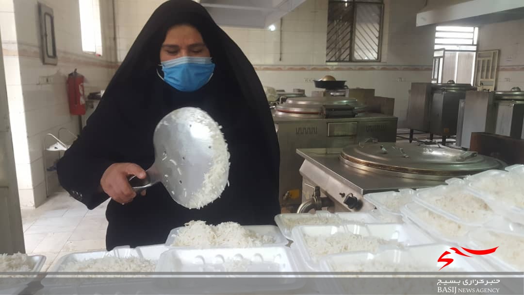 توزیع ۴۰۰پرس غذای گرم در مناطق حاشیه شهر خرم آباد