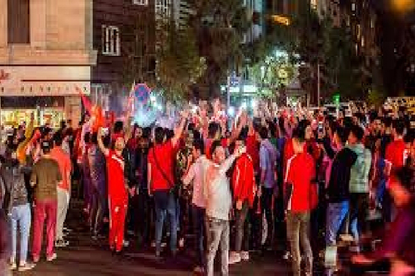 تجمع هواداران پرسپولیس مقابل هتل این تیم در بوشهر