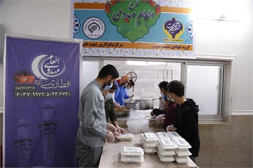 توزیع ۵۷ هزارپُرس غذای گرم و ۹۵۰۰ سبد کالا بین نیازمندان استان سمنان