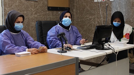 واکسیناسیون خودرویی کرونا در گلزار شهدای وردآورد انجام شد