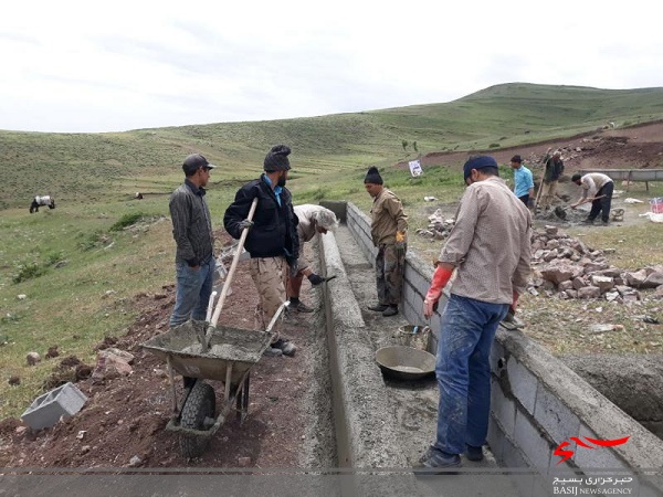 بهسازی چشمه های مراتع چایکندی کلیبر به همت جهادگران بهسازی چشمه های مراتع چایکندی کلیبر به همت جهادگران