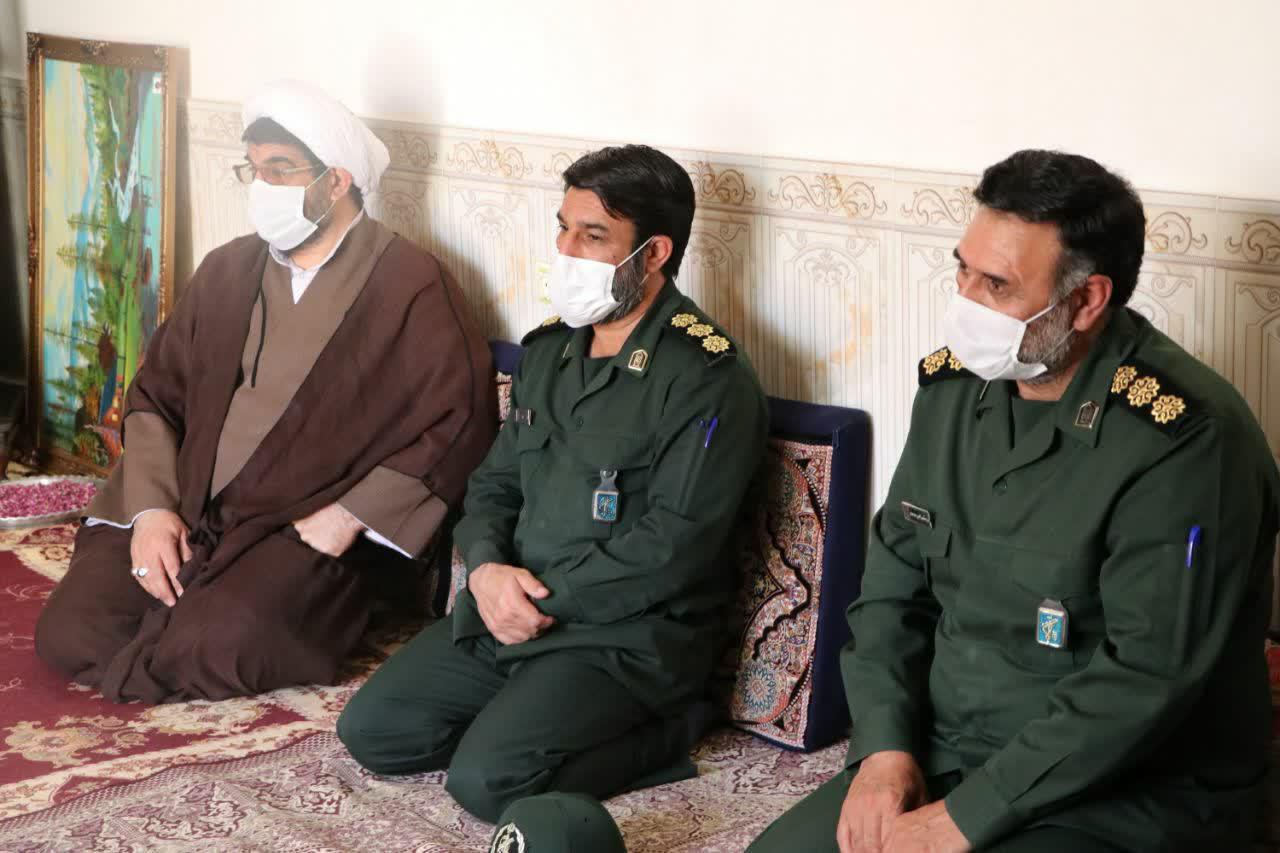 دیدار جمعی از مسئولین سپاه انصارالمهدی(عج)استان زنجان از خانواده های آسیب دیده از کرونا+تصاویر