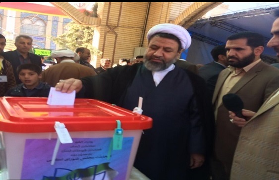 امام جمعه و استاندار کرمان در جوار مرقد شهید سلیمانی رای خود را به صندوق انداختند