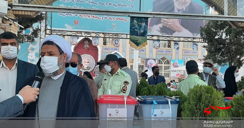 امام جمعه و استاندار کرمان در جوار مرقد شهید سلیمانی رای خود را به صندوق انداختند