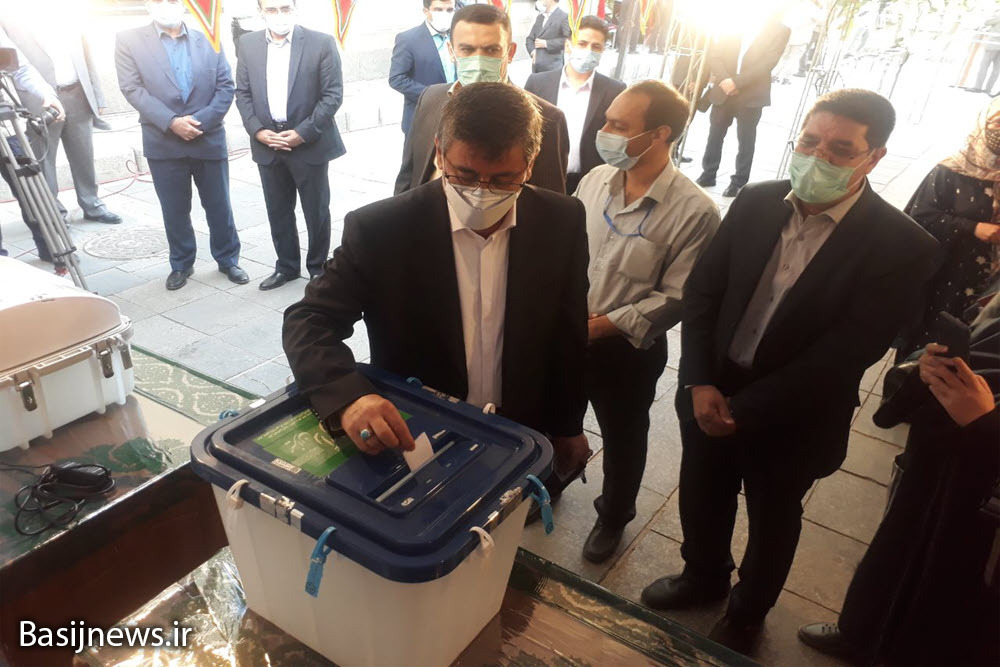 استاندار همدان رای خود را به صندوق انداخت