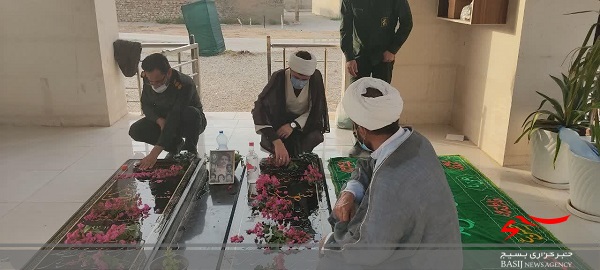 غبار روبی گلزار شهدای گمنام شهر دلوار در سالروز آزاد سازی خرمشهر