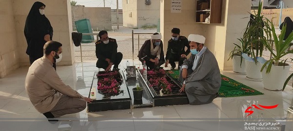 غبار روبی گلزار شهدای گمنام شهر دلوار در سالروز آزاد سازی خرمشهر