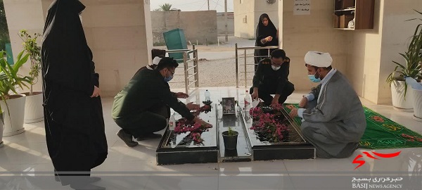 غبار روبی گلزار شهدای گمنام شهر دلوار در سالروز آزاد سازی خرمشهر