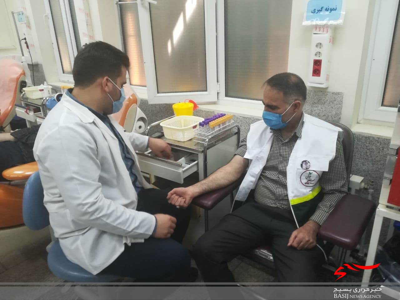 اعضای بسیج جامعه پزشکی خون اهدا کردند