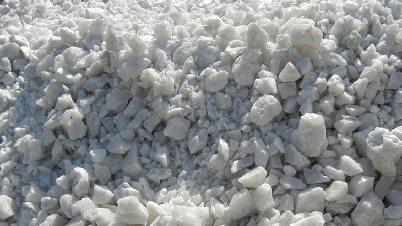 کشف ۴۰ تن سنگ سیلیس قاچاق در ملایر