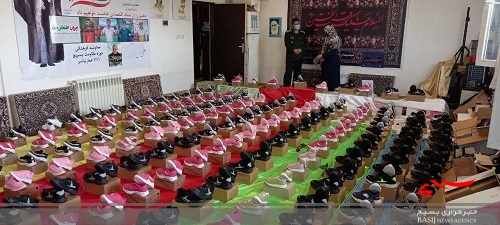 اهدء 200جفت کفش به نیازمندان توسط پرستار جهادگر دفاع مقدس در نظرآباد+تصاویر