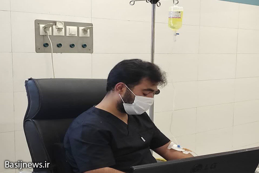 ویزیت بیماران توسط پزشک اسدآبادی زیر سرم