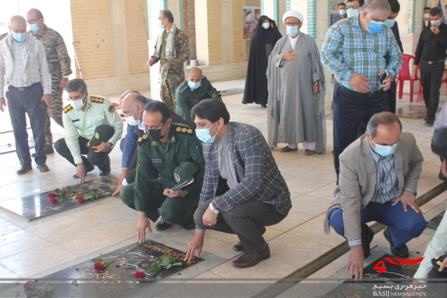 گزارش تصویری:غبارروبی وعطرافشانی قبورمطهرشهدای شهرخورموج در دومین روز از هفته دفاع مقدس.