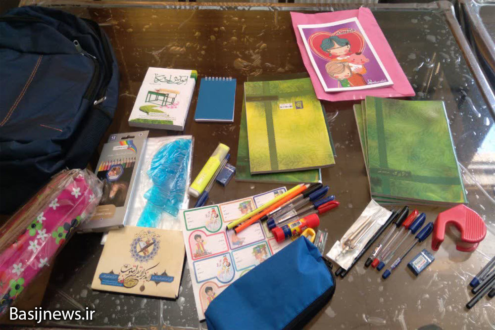 اهدای بسته‌های «مهربانی مهر» به دانش‌آموزان توسط بسیجیان پایگاه محدثه بهار