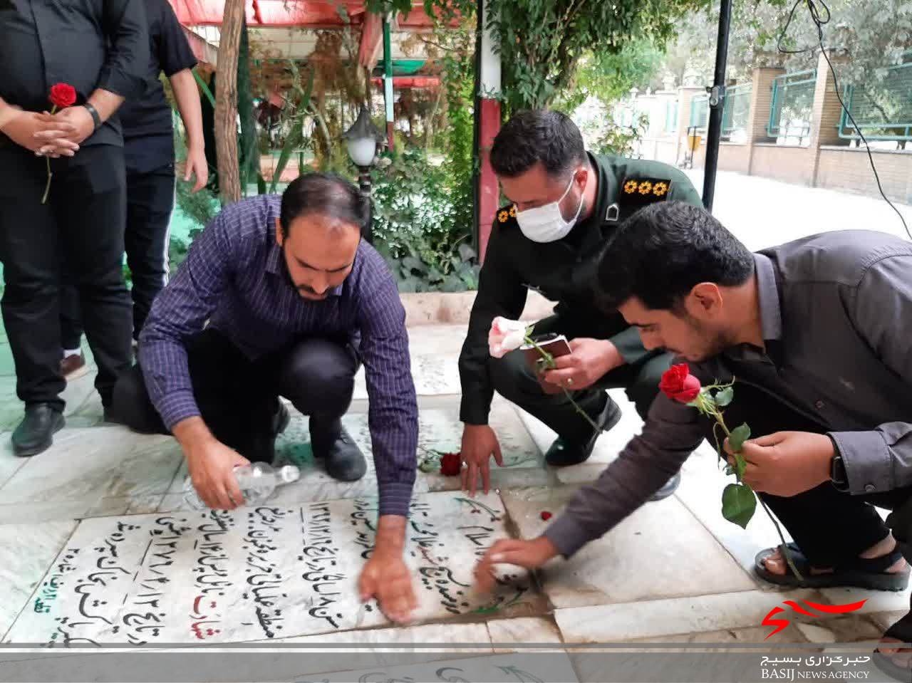 غبارروبی مزار شهدای علی&zwnj;بن&zwnj;جعفر توسط بسیجیان پایگاه شهید ترابی
