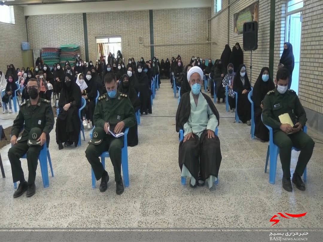 تبیین نقش زنان در انقلاب اسلامی و دفاع مقدس موجب خودباوری آن ها می شود