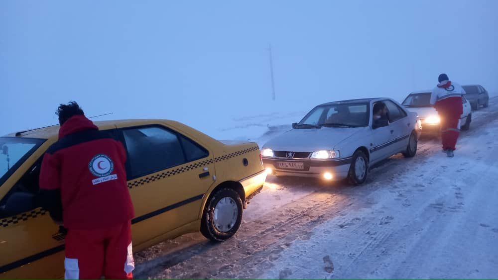 امدادرسانی هلال احمر به 222 خودروهای در راه مانده ناشی از برف و کولاک استان زنجان
