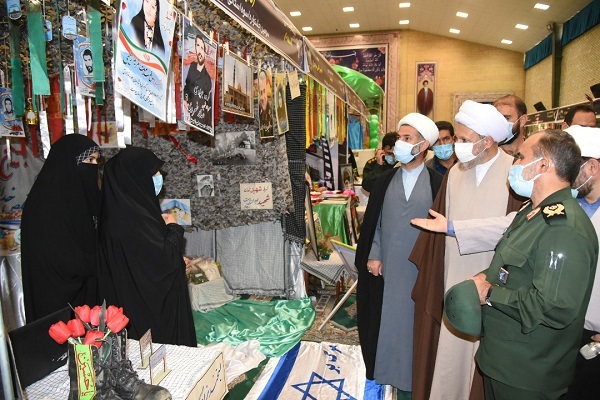 نماینده ولی فقیه و امام جمعه شیراز از نمایشگاه اسوه دیدن کرد