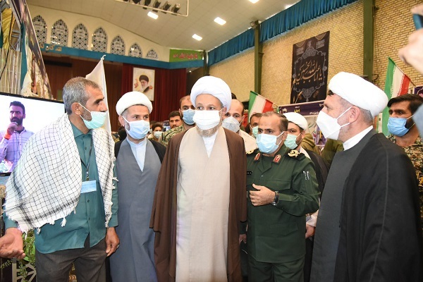 نماینده ولی فقیه و امام جمعه شیراز از نمایشگاه اسوه دیدن کرد