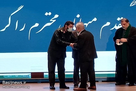 آیین تجلیل از مداحان بسیجی و خانواده‌های شهدا برگزار شد