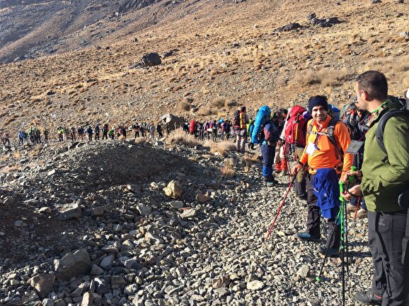 صعود تیم کوهنوردی سازمان بسیج مستضعفین به قله کرکس