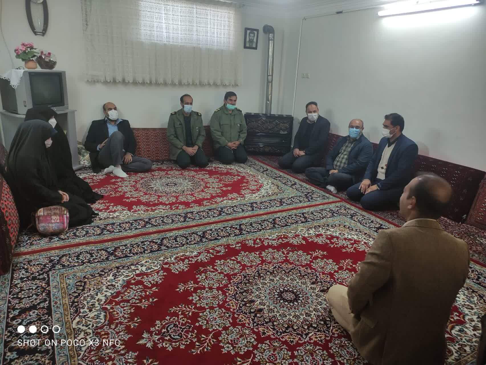 دیدار مسئولان بسیج دانش آموزی و فرهنگیان با خانواده شهید+ تصاویر