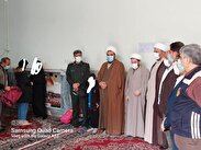 توزیع بسته های لوازم التحریر در میان دانش آموزان نیازمند صحنه