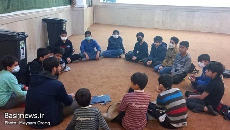 کلاس های معارف و اخلاق به صورت هفتگی در مسجد برگزار می شود
