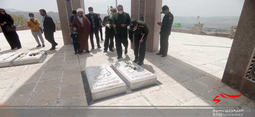 تجدید میثاق مسئولان و هنرمندان بسیجی باشهدا/ بیش از ۲۰ برنامه توسط بسیج هنرمندان سپاه فتح اجرا می شود