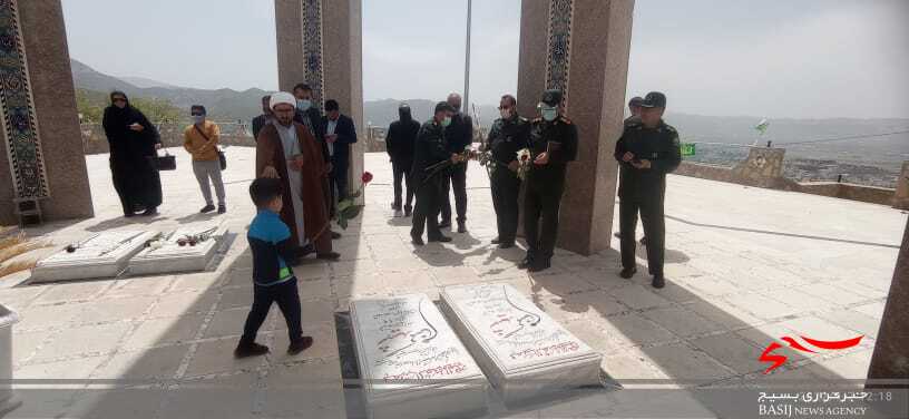 تجدید میثاق مسئولان و هنرمندان بسیجی باشهدا/ بیش از ۲۰ برنامه توسط بسیج هنرمندان سپاه فتح اجرا می شود