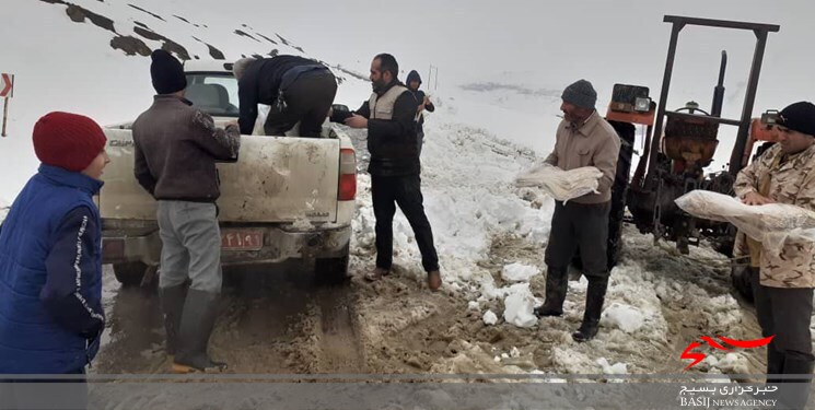 فعالیت ماشین‌آلات سنگین سپاه در مناطق درگیر با برف اردبیل