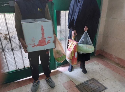 توزیع بسته های ارزاق بین نیازمندان ویژه شب یلدا