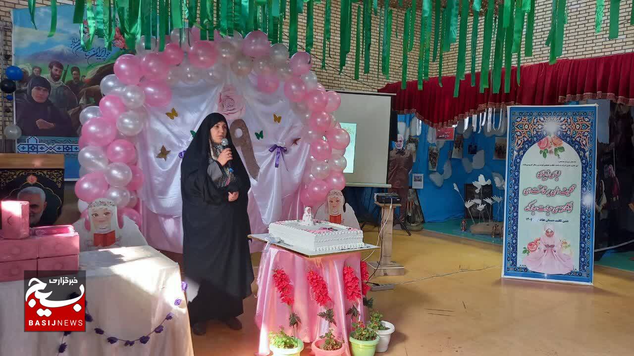 برگزاری جشن تکلیف دانش آموزان مدرسه عفاف در نمایشگاه قهرمان من