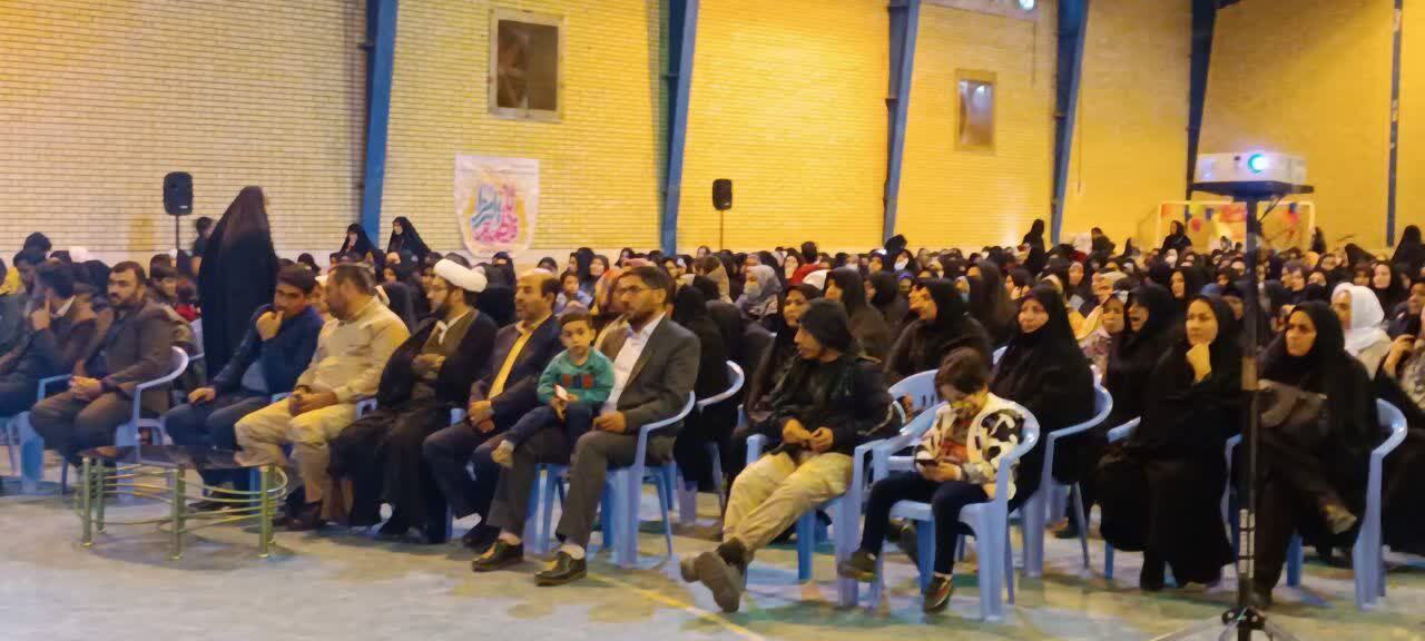 جشنی به همت حوزه حضرت فاطمه زهرا س با حضور مردم مهران برگزار شد