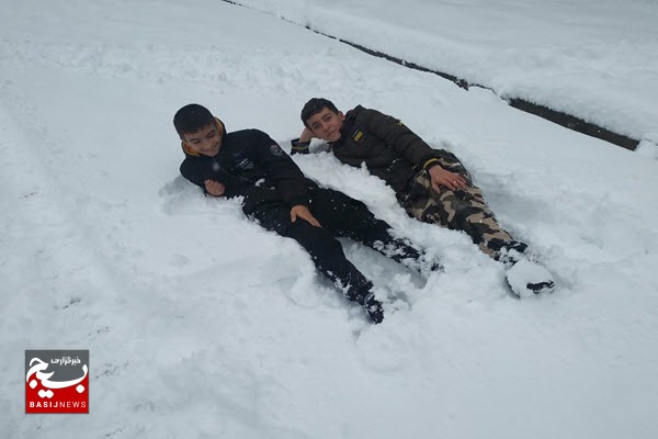 بارش برف در اسدآباد و خوشحالی مردم+تصاویر